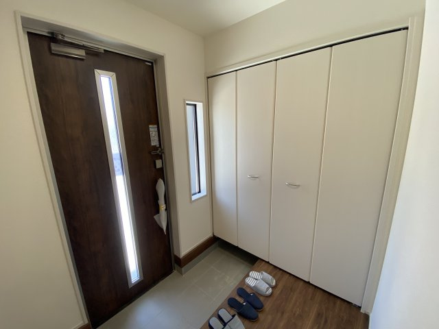 【勿来町関田西2丁目1期／2号棟】　新築一戸建　選べる最新家電！特別キャンペーン♪の玄関|同施工◆玄関の写真です◆
玄関の写真です。断熱玄関ドアなので、冷気や暖気の侵入や流出を抑えてくれます。
お洒落で明るい玄関は、お客様にも喜ばれそうです♪♪

