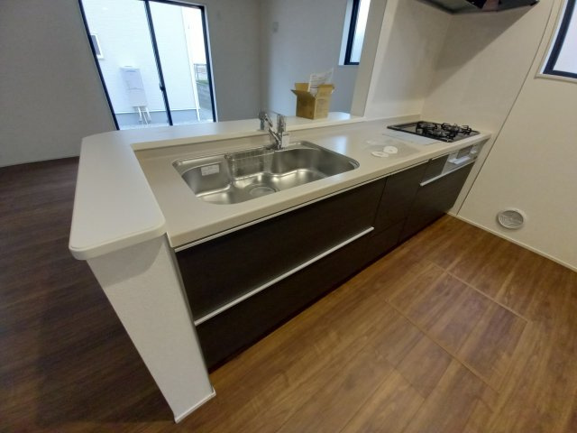 【勿来町関田西2丁目1期／2号棟】　新築一戸建　選べる最新家電！特別キャンペーン♪のキッチン|同施工◆キッチンの写真です◆　とにかくものが多くなりがちなキッチン空間。システムキッチンは見た目スッキリなのに収納力たっぷりです♪さらに床下収納もあります。

