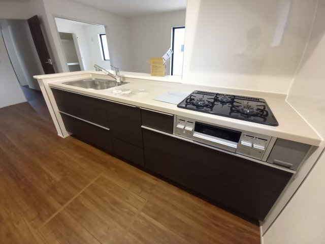 【勿来町関田西2丁目1期／2号棟】　新築一戸建　選べる最新家電！特別キャンペーン♪のキッチン|同施工◆キッチンの写真です◆　使い勝手の良いシステムキッチン！
家族の笑顔を見ながらするお料理は対面キッチンの特権ですね！
お料理しやすいキッチンです♪