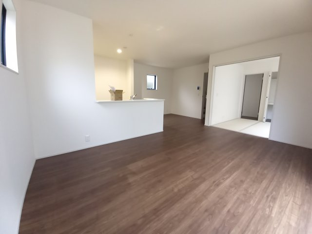 【勿来町関田西2丁目1期／2号棟】　新築一戸建　選べる最新家電！特別キャンペーン♪の居間・リビング|同施工◆リビングの写真です◆木の温もりがやさしいフローリングは安らぎをもたらすプライベート空間♪大きな窓のあるリビングは、陽光あふれる明るく居心地も良くご家族皆がゆったり寛げる憩いの空間となりそうです