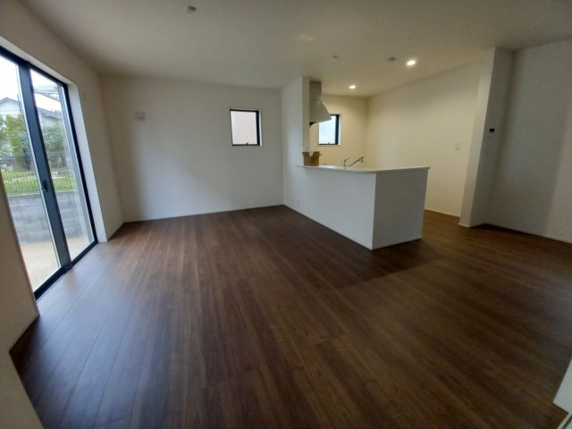 【勿来町関田西2丁目1期／2号棟】　新築一戸建　選べる最新家電！特別キャンペーン♪の居間・リビング|同施工◆リビングの写真です◆　広々としたLDKに、自分好みのインテリアでレイアウト。季節ごとに模様替えなども、楽しみの一つとなりそうです♪