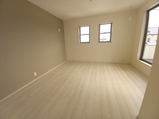 10/27価格変更【いわき市内郷高坂町2丁目／1号棟】　高坂小・内郷第一中の洋室|広々とした洋室です