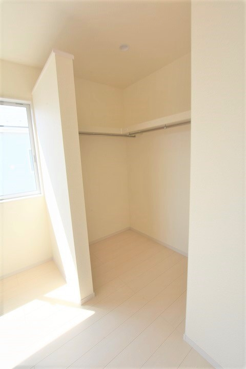 10/27価格変更【いわき市内郷高坂町2丁目／1号棟】　高坂小・内郷第一中の収納|◆ウォークインクローゼットの写真です◆　季節を問わずにたっぷり収納ができます。冬物の収納にも困りません。お子様のお片付けも上手にできそうです。