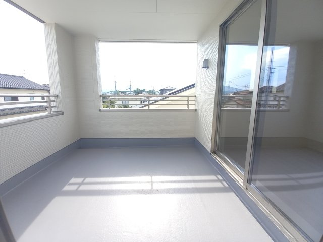 10/27価格変更【いわき市内郷高坂町2丁目／1号棟】　高坂小・内郷第一中のバルコニー|暖かな日差しのふりそそぐバルコニー