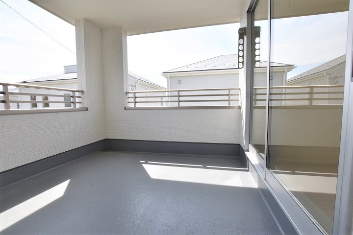 10/27価格変更【いわき市内郷高坂町2丁目／1号棟】　高坂小・内郷第一中のバルコニー|同施工◆バルコニーの写真です◆　お布団など大きいものも、充分に干せる広さがございます。人気のベランピングも楽しめる広さ！自宅のアウトドア空間でゆったり過ごせます。