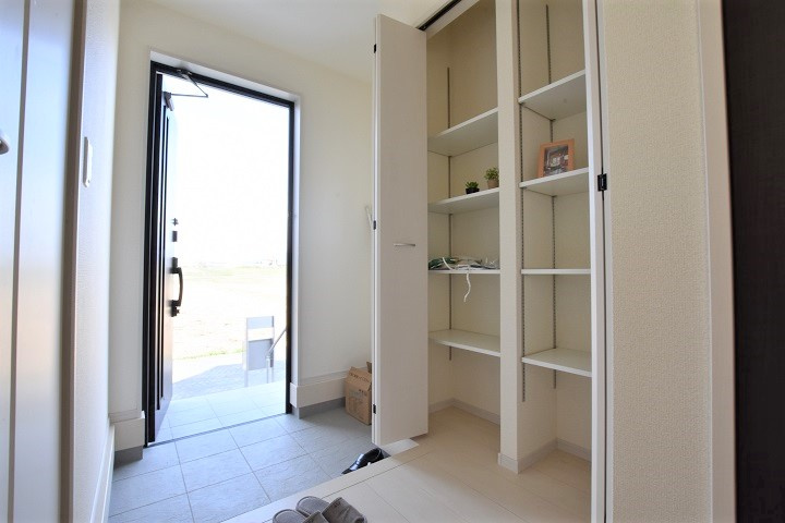 10/27価格変更【いわき市内郷高坂町2丁目／1号棟】　高坂小・内郷第一中の玄関|同施工◆玄関の写真です◆
広々玄関で人の出入りが楽！　シューズボックスは収納力たっぷりで、整理整頓も楽ちんですね。お洒落な玄関はお客様からも喜んでいただけそうです！！