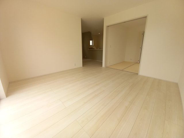 10/27価格変更【いわき市内郷高坂町2丁目／1号棟】　高坂小・内郷第一中の居間・リビング|◆リビングの写真です◆　ホームパーティーも盛り上がりそうなおしゃれなリビング♪　広いリビングで快適に、ゆったりと過ごせますね♪