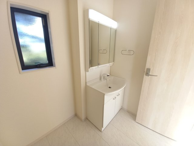 【小名浜大原1期／1号棟】ご成約特典として人気家電プレゼント中です！の洗面所|同施工　◆洗面所の写真です◆　洗面台は朝をすっきりさせてくれる空間としては大切な空間です。バタバタしている忙しい朝でも収納が多い洗面台では短い時間で効率良く支度ができます。

