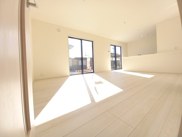 【小名浜大原1期／1号棟】ご成約特典として人気家電プレゼント中です！の居間・リビング|同施工◆リビングの写真です◆明るめのフローリングですので、お部屋を更に広く見せてくれる効果も♪食事の団らんや休日のリラックスタイムなど、家族での大切な時間をより楽しく過ごせそうです。

