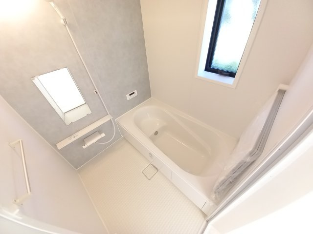 【小名浜大原1期／1号棟】ご成約特典として人気家電プレゼント中です！の浴室|同施工　◆ユニットバスの写真です◆　毎日の疲れを癒す広々とした浴室は、足を伸ばしてゆっくりとくつろげます♪　音楽を聴いたり、自分だけの特別な時間に・・・♪半身浴にピッタリですね♪