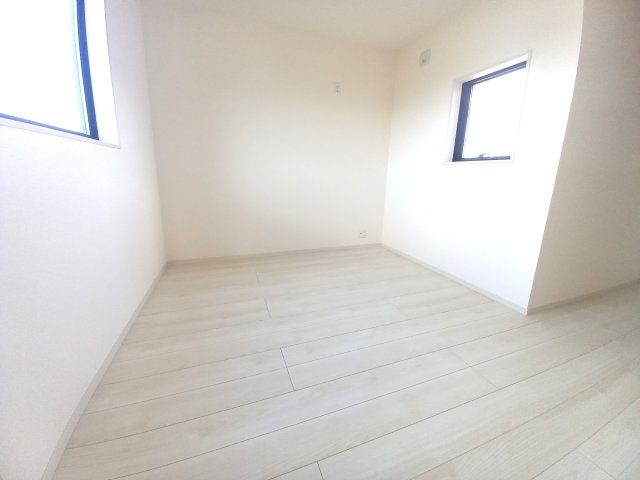 【小名浜大原1期／1号棟】ご成約特典として人気家電プレゼント中です！の収納|同施工◆ウォークインクローゼットの写真です◆　季節を問わずにたっぷり収納ができます。冬物の収納にも困りません。お子様のお片付けも上手にできそうです。