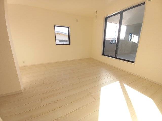 【小名浜大原1期／1号棟】ご成約特典として人気家電プレゼント中です！の洋室|同施工◆居室の写真です◆　柔らかい陽光が差し込む明るいお部屋を演出☆　使い勝手の良い間取りなので、ご家族の状況の変化にも耐えられますね。