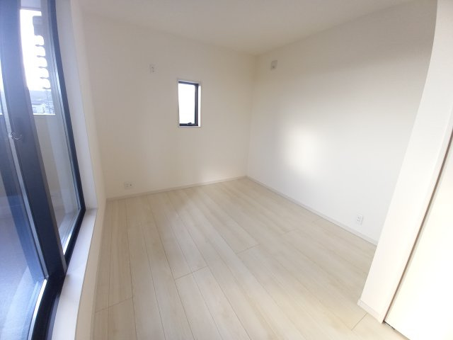 【小名浜大原1期／1号棟】ご成約特典として人気家電プレゼント中です！の洋室|同施工◆居室の写真です◆　日当たり良好の居室は気持ちが良いですね。　家族構成によって色んなアレンジを加えられます♪それぞれにプライベートなスペースを持ち、子どもたちの成長も見守ることができますね。