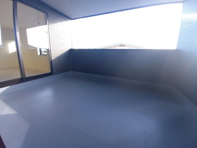 【小名浜大原1期／1号棟】ご成約特典として人気家電プレゼント中です！のバルコニー|同施工◆バルコニーの写真です◆　
洗濯物から布団まで一度にたくさん干せて便利です♪
眺めのよいバルコニーで、あなただけのリラックスタイムを☆