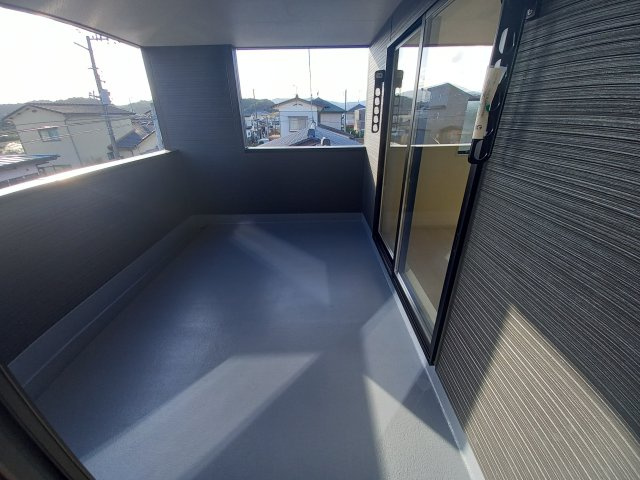 【小名浜大原1期／1号棟】ご成約特典として人気家電プレゼント中です！のバルコニー|同施工◆バルコニーの写真です◆　お布団など大きいものも、充分に干せる広さがございます。人気のベランピングも楽しめる広さ！自宅のアウトドア空間でゆったり過ごせます。