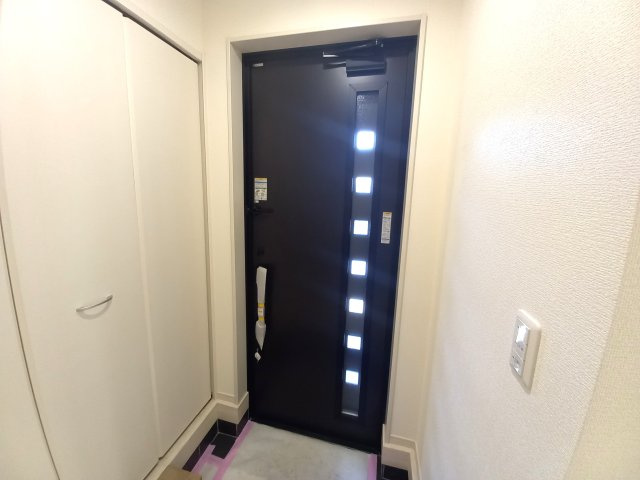 【小名浜大原1期／1号棟】ご成約特典として人気家電プレゼント中です！の玄関|同施工　　◆玄関の写真です◆
お洒落な玄関は気分が良いですね♪広々とした玄関になっております。　ご両親やお友達が来ても、靴の置き場に困ることはありません。収納力たっぷりで、整理整頓も楽ちんですね。

