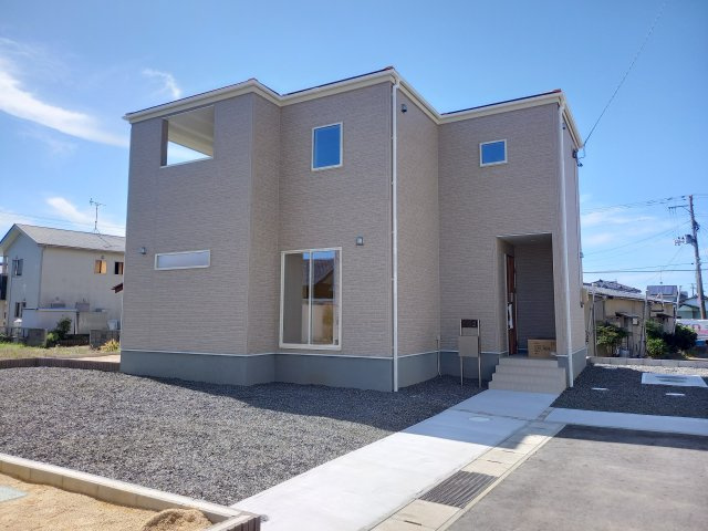 【小名浜大原1期／1号棟】ご成約特典として人気家電プレゼント中です！の前面道路含む現地写真|同施工◆外観の写真です◆　
暮らしやすさに配慮したゆとりある住空間です♪　人気のデザイナーズ物件で気分が上がりますね♪（＾＾）/