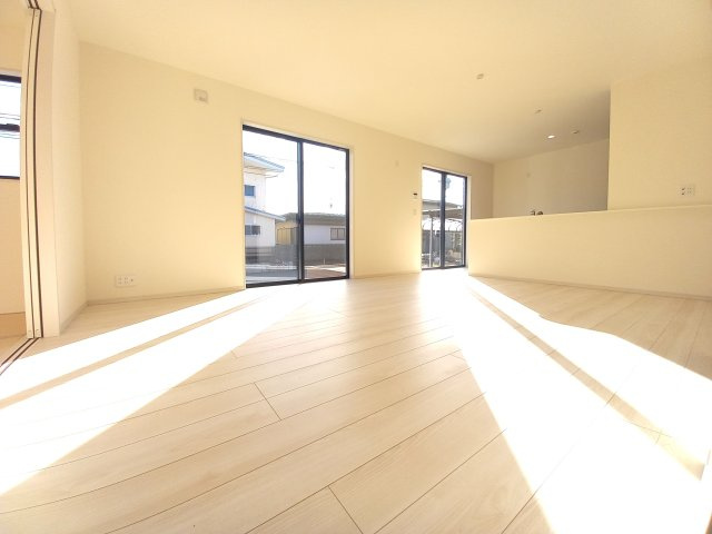 【小名浜大原1期／1号棟】ご成約特典として人気家電プレゼント中です！の居間・リビング|同施工◆リビング写真です◆木の温もりがやさしいフローリングは安らぎをもたらすプライベート空間♪大きな窓のあるリビングは、陽光あふれる明るく居心地も良くご家族皆がゆったり寛げる憩いの空間となりそうです
