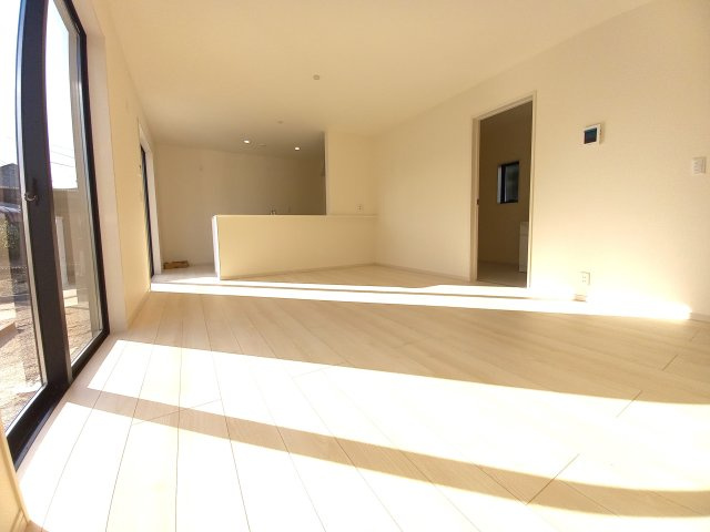 【小名浜大原1期／1号棟】ご成約特典として人気家電プレゼント中です！の居間・リビング|同施工　◆リビングの写真です◆　ホームパーティーも盛り上がりそうなおしゃれなリビング♪　広いリビングで快適に、ゆったりと過ごせますね♪