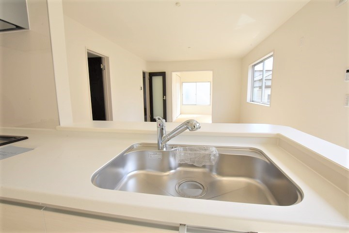 【いわき市若葉台】　限定１棟　◇期間限定キャンペーン開催◇のキッチン|同施工◆キッチンの写真です◆　使い勝手の良いシステムキッチン！
家族の笑顔を見ながらするお料理は対面キッチンの特権ですね！
お料理しやすいキッチンです♪