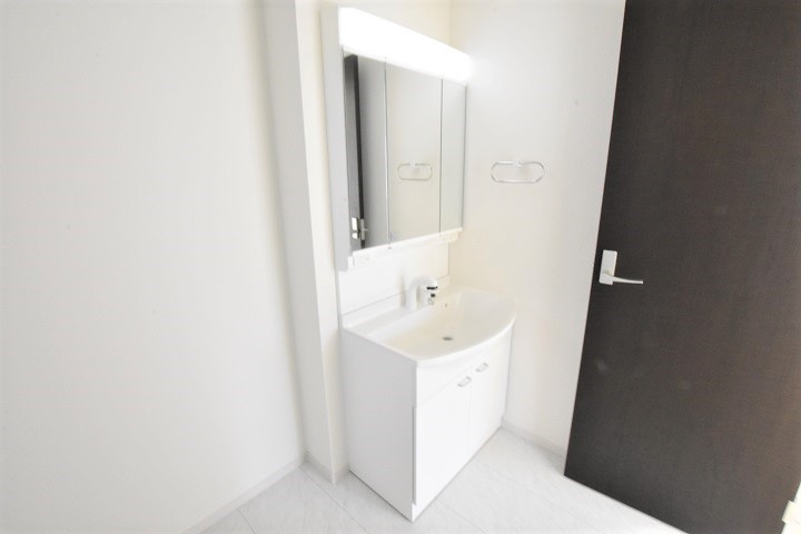 【いわき市若葉台】　限定１棟　◇期間限定キャンペーン開催◇の独立洗面台|同施工◆洗面所の写真です◆　洗面台は朝をすっきりさせてくれる空間としては大切な空間です。バタバタしている忙しい朝でも収納が多い洗面台では短い時間で効率良く支度ができます。

