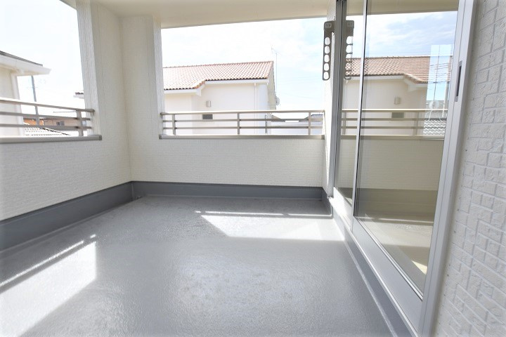 【いわき市若葉台】　限定１棟　◇期間限定キャンペーン開催◇のバルコニー|同施工◆外からの目が気にならないバルコニーで洗濯物が干せます