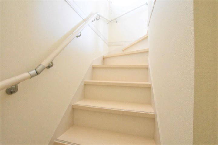 【いわき市若葉台】　限定１棟　◇期間限定キャンペーン開催◇の内装|同施工◆階段の写真です◆　窓から日が差して足元がしっかり確認できますね♪
さりげなく光があふれ、階段全体を柔らかく照らしています。



