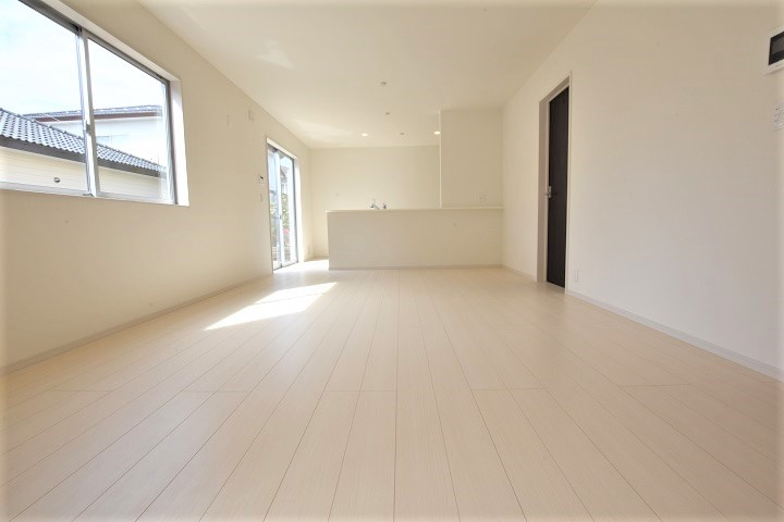 【いわき市若葉台】　限定１棟　◇期間限定キャンペーン開催◇の居間・リビング|同施工◆居室の写真です◆　日当たり良好の居室は気持ちが良いですね。　家族構成によって色んなアレンジを加えられます♪それぞれにプライベートなスペースを持ち、子どもたちの成長も見守ることができますね。

