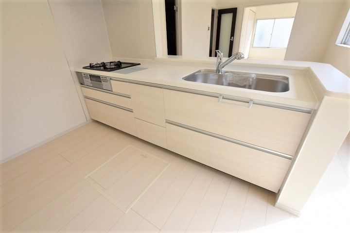 【いわき市若葉台】　限定１棟　◇期間限定キャンペーン開催◇のキッチン|同施工◆リビングの写真です◆　休日はリビングで、ゆっくりとテレビ鑑賞など…楽しみが増えますね。　家族のコミュニケーションがより一層深まります。

