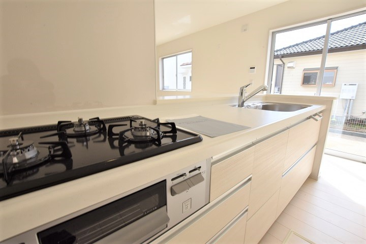 【いわき市若葉台】　限定１棟　◇期間限定キャンペーン開催◇のキッチン|同施工◆キッチンの写真です◆　目の前にリビングが広がる対面キッチンを採用、キッチンからリビング全体を見渡せる子育て中のご家族にも嬉しい造りです！キッチンでお料理をお楽しみください♪
