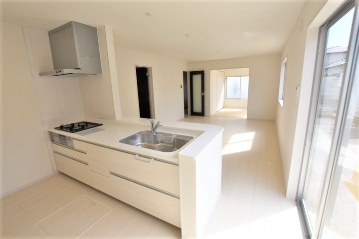 【いわき市若葉台】　限定１棟　◇期間限定キャンペーン開催◇のキッチン|同施工◆キッチンの写真です◆　目の前にリビングが広がる対面キッチンを採用、キッチンからリビング全体を見渡せる子育て中のご家族にも嬉しい造りです！キッチンでお料理をお楽しみください♪
