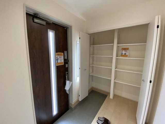 ☆ 無料相談も承っております！(^^)☆　☆平泉崎第8／8号棟☆　の玄関|◆玄関の写真です◆
お洒落な玄関は気分が良いですね♪広々とした玄関になっております。　ご両親やお友達が来ても、靴の置き場に困ることはありません。収納力たっぷりで、整理整頓も楽ちんですね。

