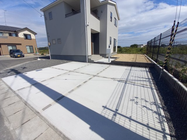 ☆ 無料相談も承っております！(^^)☆　☆平泉崎第8／8号棟☆　の駐車場|◆カースペースの写真です◆
陽当りの良い駐車場は週末の洗車も快適です♪お車の他にも、自転車をとめられそうなスペースもございます。
