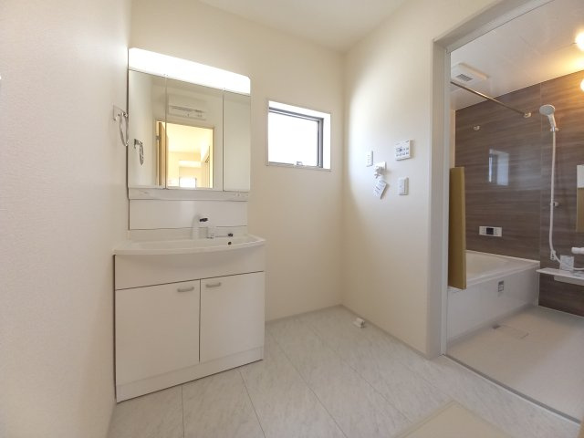 ☆ 無料相談も承っております！(^^)☆　☆平泉崎第8／8号棟☆　の独立洗面台|◆洗面所の写真です◆清潔感のある、使い勝手の良い洗面台は、朝が気持ちよく迎えられそうです。三面の鏡をすべて使い、収納スペースをしっかり確保してあるので、歯ブラシなどの収納に便利ですね♪


