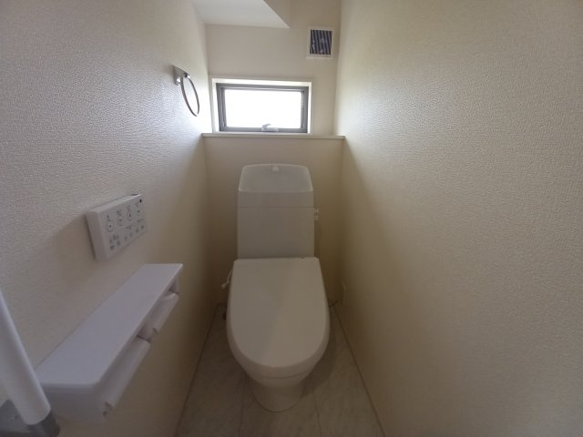 ☆ 無料相談も承っております！(^^)☆　☆平泉崎第8／8号棟☆　のトイレ|◆トイレの写真です◆
便器にフチがないので汚れが隠れて見えない部分がありません。 お手入れがとってもラクラクです♪　一階、二階にそれぞれトイレがございますので、ご家族の多い方でも安心ですね♪

