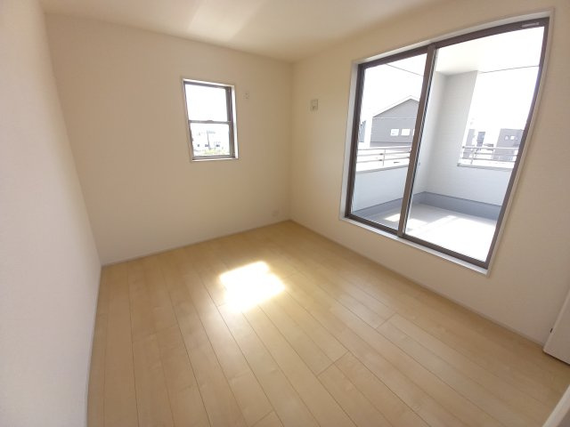 ☆ 無料相談も承っております！(^^)☆　☆平泉崎第8／8号棟☆　の洋室|◆居室の写真です◆　柔らかい陽光が差し込む明るいお部屋を演出☆　使い勝手の良い間取りなので、ご家族の状況の変化にも耐えられますね。


