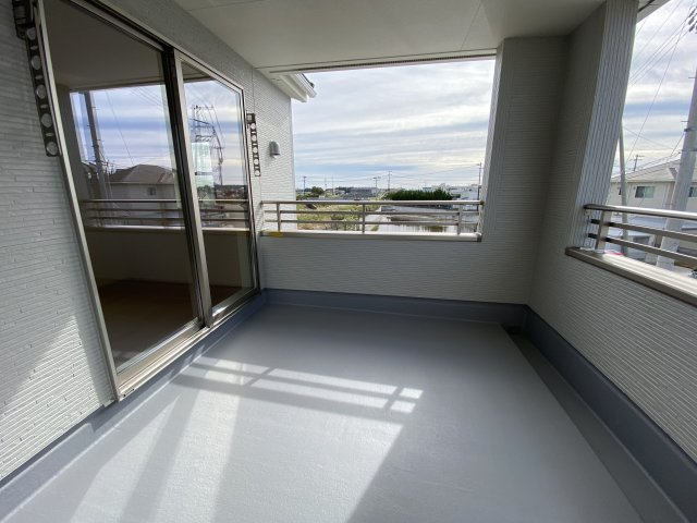 ☆ 無料相談も承っております！(^^)☆　☆平泉崎第8／8号棟☆　のバルコニー|◆バルコニーの写真です◆明るく風通しの良い空間です。バルコニーには二部屋から出入りできます♪たくさん干せてよく乾き、いつもふかふかの洗濯物！心地よい日差しやさわやかな風を感じることができます
