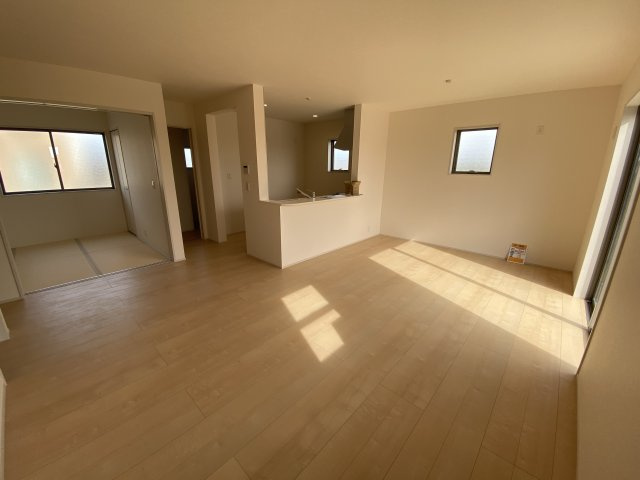 ☆ 無料相談も承っております！(^^)☆　☆平泉崎第8／8号棟☆　の居間・リビング|◆リビングの写真です◆木の温もりがやさしいフローリングは安らぎをもたらすプライベート空間♪大きな窓のあるリビングは、陽光あふれる明るく居心地も良く、ご家族皆がゆったり寛げる憩いの空間となりそうです。
