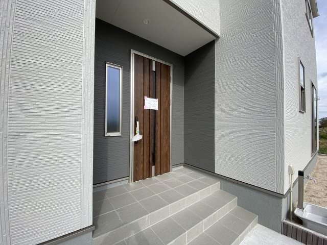 ☆ 無料相談も承っております！(^^)☆　☆平泉崎第8／8号棟☆　の玄関|◆玄関の写真です◆
玄関の写真です。断熱玄関ドアなので、冷気や暖気の侵入や流出を抑えてくれます。
お洒落で明るい玄関は、お客様にも喜ばれそうです♪♪


