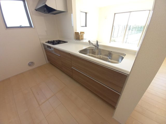 ☆ 無料相談も承っております！(^^)☆　☆平泉崎第8／8号棟☆　のキッチン|◆キッチンの写真です◆　とにかくものが多くなりがちなキッチン空間。システムキッチンは見た目スッキリなのに収納力たっぷりです♪さらに床下収納もあります。

