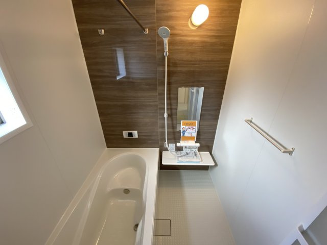 ☆ 無料相談も承っております！(^^)☆　☆平泉崎第8／8号棟☆　の浴室|◆ユニットバスの写真です◆　毎日の疲れを癒す広々とした浴室は、足を伸ばしてゆっくりとくつろげます♪　好きな音楽を聴いたり、動画を見たり、半身浴をして　自分だけの癒し時間が楽しめますね！

