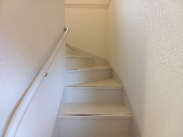 【いわき市平下川原　全２棟／2号棟】　◇◆＼期間限定キャンペーン開催♪／◇◆の内装|◆階段の写真です◆　
階段は家族がほぼ毎日通る動線の為、安全上の配慮が必要です！
階段は手すり付きなので、小さなお子様からご年配の方まで安心ですね♪



