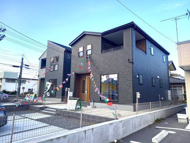 【いわき市平下川原　全２棟／2号棟】　◇◆＼期間限定キャンペーン開催♪／◇◆の前面道路含む現地写真|◆外観の写真です◆　
過ごす時間が長いからこそ家族との繋がりが感じられるお家！　にぎやかな声で日々の会話も弾む楽しい空間となります。家に帰宅するのがより一層楽しみになりますね♪