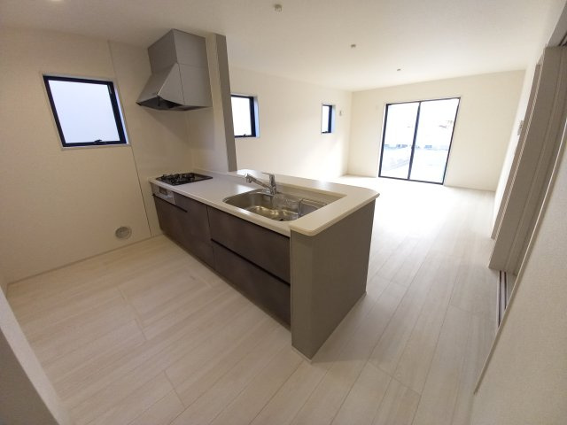 【いわき市平下川原　全２棟／2号棟】　◇◆＼期間限定キャンペーン開催♪／◇◆の居間・リビング|◆リビングの写真です◆　ホームパーティーも盛り上がりそうなおしゃれなリビング♪　広いリビングで快適に、ゆったりと過ごせますね♪