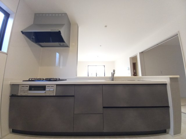【いわき市平下川原　全２棟／2号棟】　◇◆＼期間限定キャンペーン開催♪／◇◆のキッチン|◆キッチンの写真です◆　デザイン性と機能性を兼ね備えたキッチンです。　収納力も大満足◎　対面式キッチンは、家族の会話が途切れませんね♪
