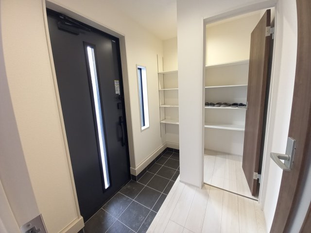 【いわき市平下川原　全２棟／1号棟】　◇◆＼期間限定キャンペーン開催♪／◇◆の玄関|シンプルで使いやすい玄関です