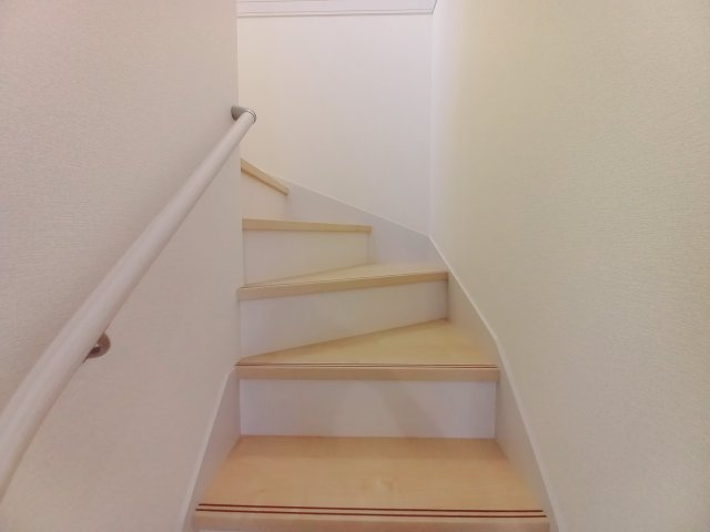 【いわき市平下川原　全２棟／1号棟】　◇◆＼期間限定キャンペーン開催♪／◇◆の内装|同施工　◆階段の写真です◆　
階段は家族がほぼ毎日通る動線の為、安全上の配慮が必要です！
階段は手すり付きなので、小さなお子様からご年配の方まで安心ですね♪



