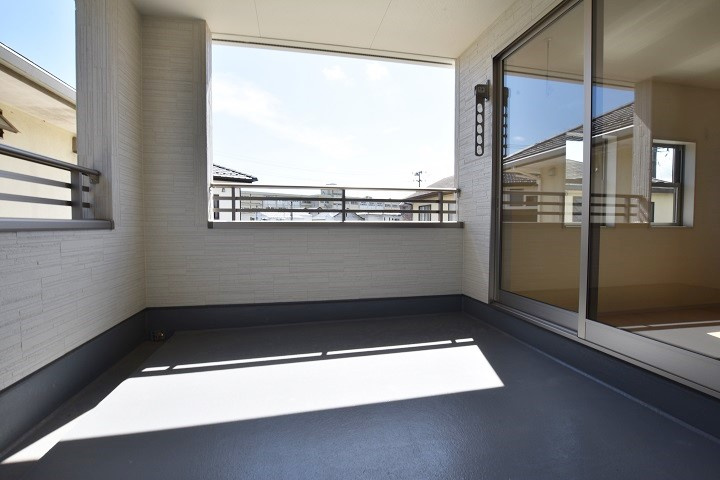 【いわき市平下川原　全２棟／1号棟】　◇◆＼期間限定キャンペーン開催♪／◇◆のバルコニー|同施工◆バルコニーの写真です◆　お布団など大きいものも、充分に干せる広さがございます。人気のベランピングも楽しめる広さ！自宅のアウトドア空間でゆったり過ごせます。