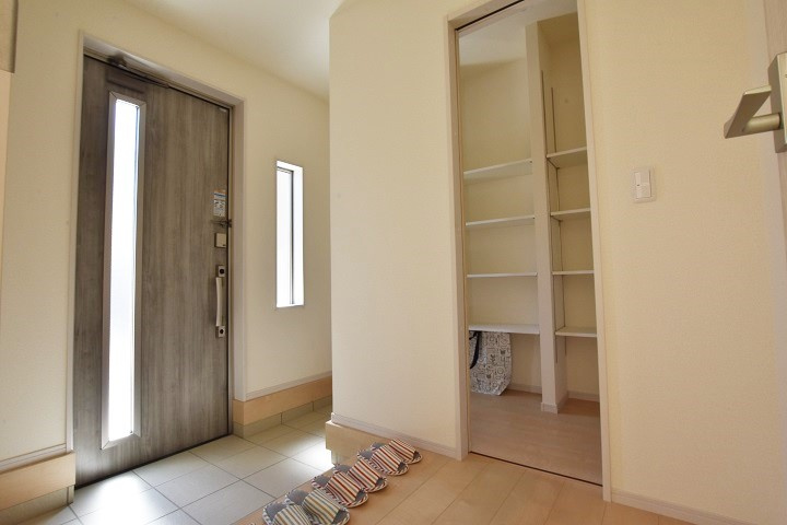 【いわき市平下川原　全２棟／1号棟】　◇◆＼期間限定キャンペーン開催♪／◇◆の玄関|同施工　◆玄関の写真です◆
玄関の写真です。断熱玄関ドアなので、冷気や暖気の侵入や流出を抑えてくれます。
お洒落で明るい玄関は、お客様にも喜ばれそうです♪♪


