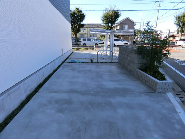 NB 小手指の駐車場|駐車スペースもあります